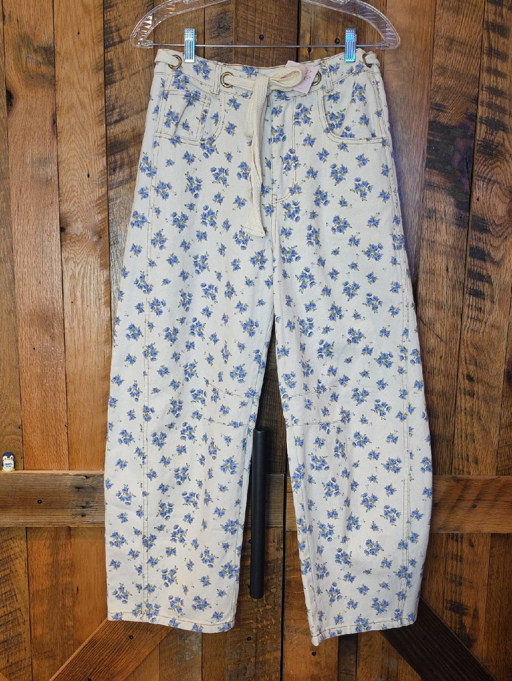 032p Cream Straight-Leg Jeans with Blue Floral Print and Drawstring Waist